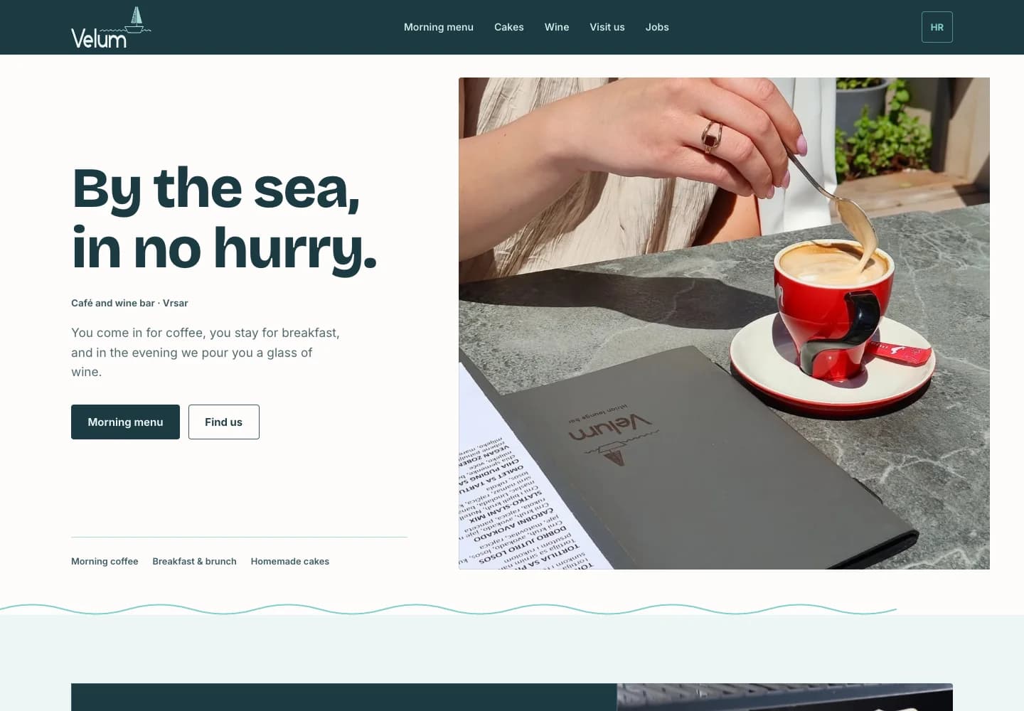 Velums Website mit Café-Fotografie und der Überschrift „By the sea, in no hurry.“